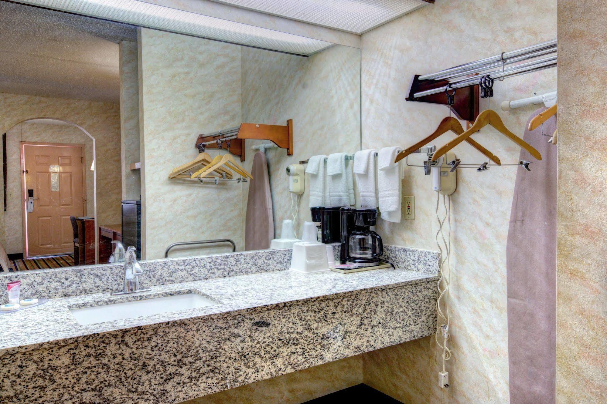 Red Roof Inn & Suites Athens, Al Zewnętrze zdjęcie